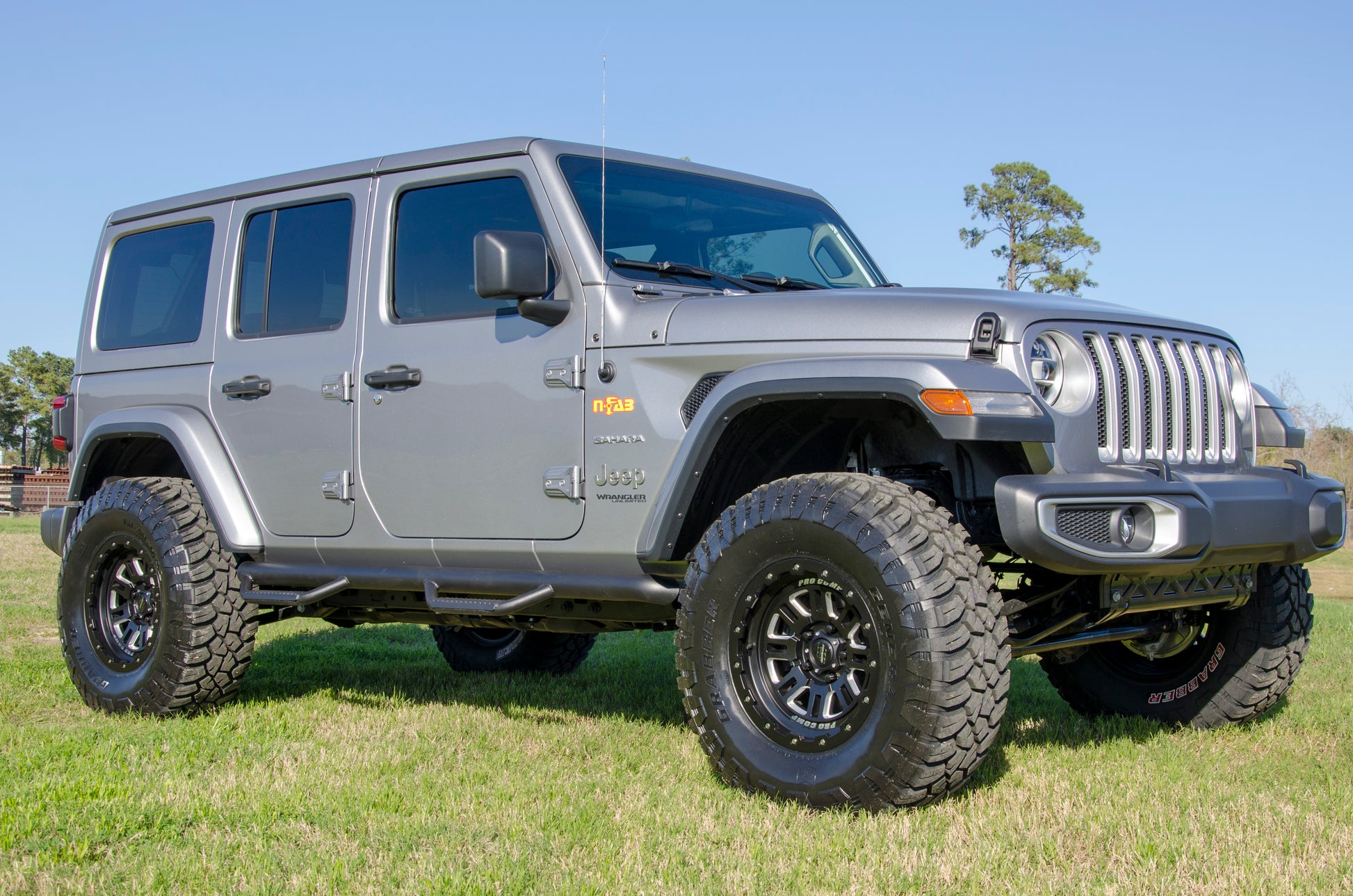 ~(51 lbs. 78X14X11)~ Step Systems Nerf Step Textured Black Jeep 18-21 Wrangler JL 4 Door SUV Gas SRW